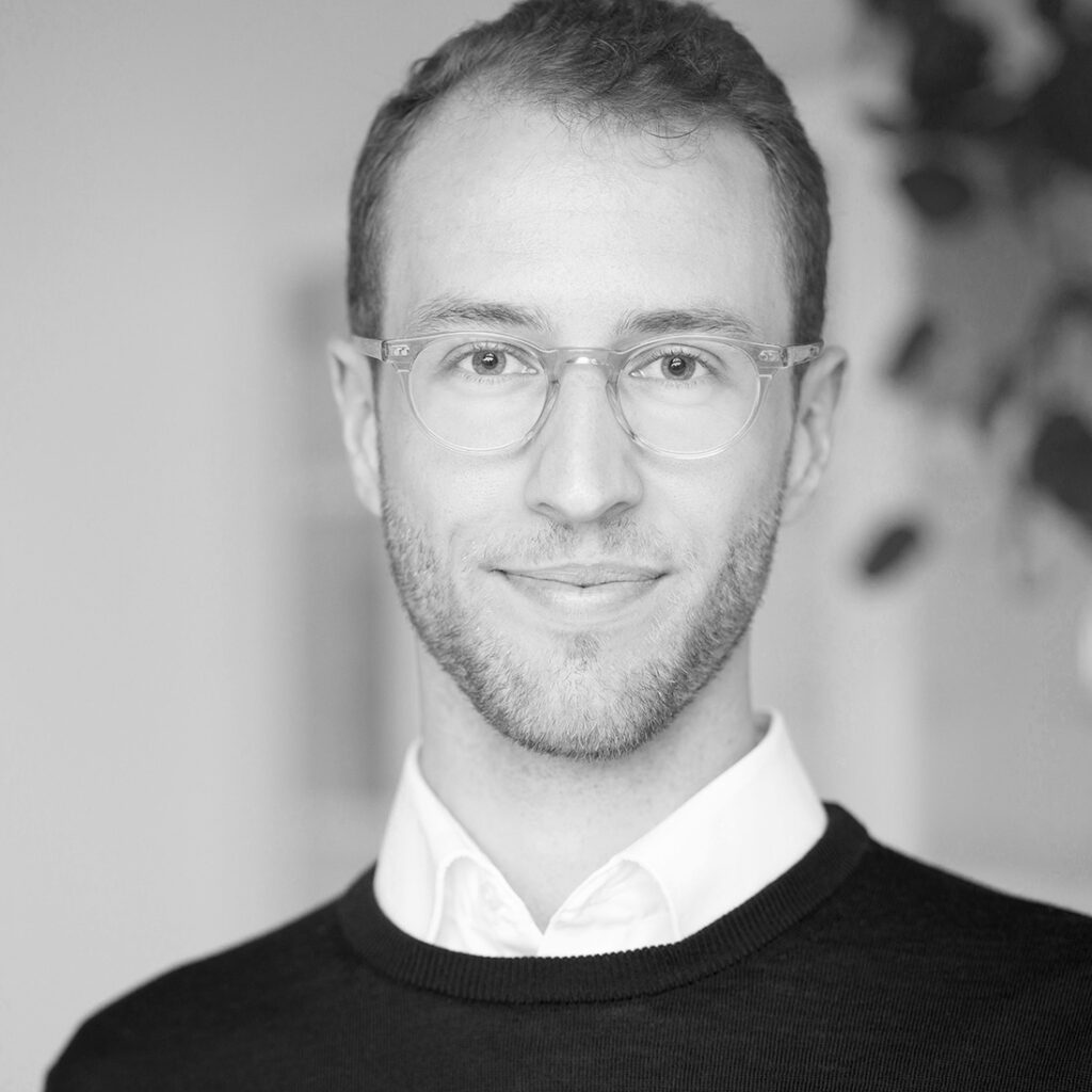 Portrait erstellt von De Angelis Fotografica von einem jungen gepflegten Mann mit Brille